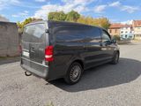 une camionnette noire garée dans un parking