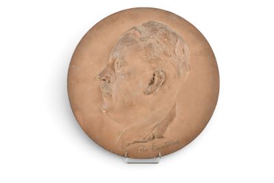 une photo d'un portrait en argile représentant un homme