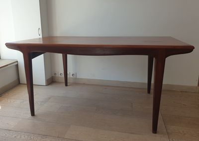 a table that is sitting in the corner of a room