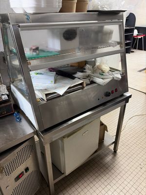 plan de travail en acier inoxydable contenant des aliments, dans une cuisine professionnelle