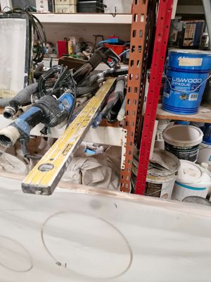 un grand nombre d'outils qui restent sur une étagère