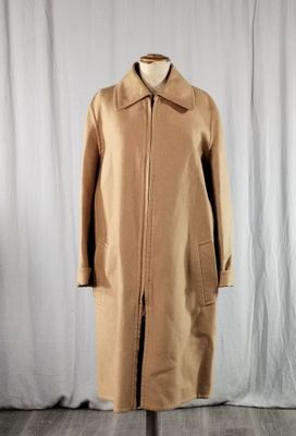 une image d'un manteau sur un support de mannequin