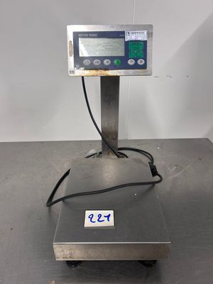 une photo d'une balance numérique posée sur une table