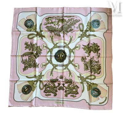 Gros plan sur une écharpe carrée ornée d'un motif