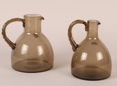 deux vases bruns posés l'un à côté de l'autre sur une table