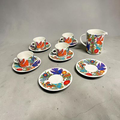 un service de six tasses et soucoupes ornées de motifs floraux