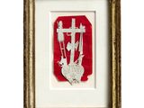découpage en papier rouge et blanc représentant un coq et une croix sur fond rouge