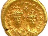une pièce d'or surmontée d'une couronne