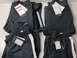 quatre paires de pantalons noirs et blancs avec leurs étiquettes