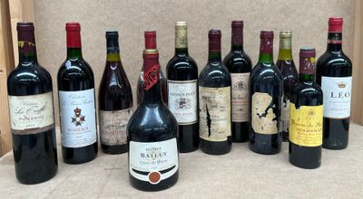 plusieurs bouteilles de vin sont alignées sur une table