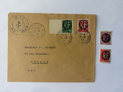 une enveloppe marron sur laquelle sont collés des timbres représentant un homme