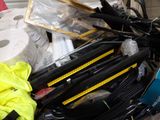un tas d'objets divers dans un bac posé par terre