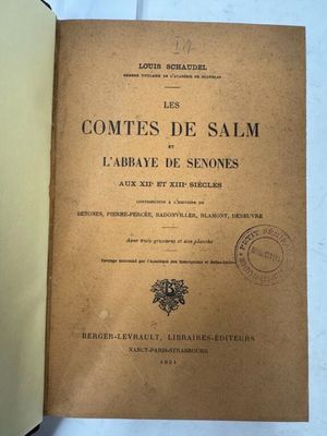 un livre ouvert posé sur une table à côté d'une tasse de café