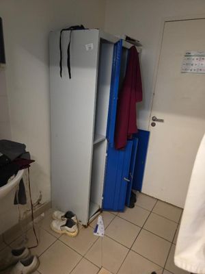 un réfrigérateur et un évier dans une petite pièce