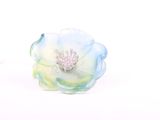 une fleur bleue et verte sur un fond blanc