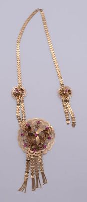 Ensemble collier et boucles d'oreilles avec des pierres roses et une chaîne dorée