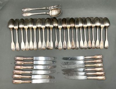 plusieurs fourchettes et cuillères disposées sur une table