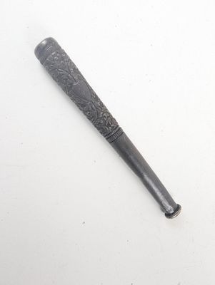une batte de baseball posée sur une table
