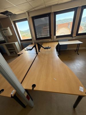 une photo d'une grande salle de réunion avec un bureau et des chaises
