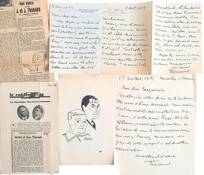 plusieurs vieilles lettres et documents sur lesquels figurent des photos de personnes
