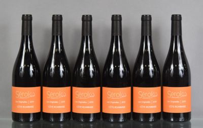 six bouteilles de vin sont alignées sur une table