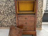 une vieille armoire en bois sur laquelle est posée une petite boîte en bois