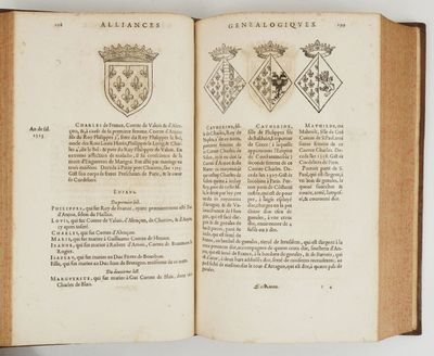 un livre ouvert sur lequel figurent un blason et une couronne