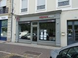 voitures garées sur le bord de la route, devant un immeuble
