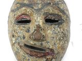 une image représentant un masque en bois sur un fond blanc
