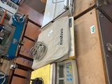 tout un tas d'appareils électroménagers posés sur une table