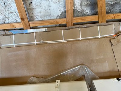 vue en plan d'une salle de bains équipée d'une baignoire et de toilettes