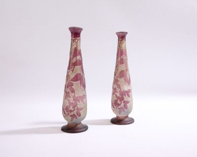 deux vases posés sur une surface blanche