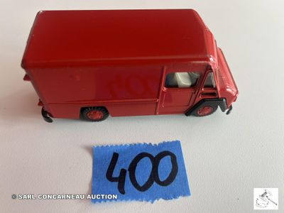 un camion jouet rouge qui se trouve à côté d'une feuille de papier bleue