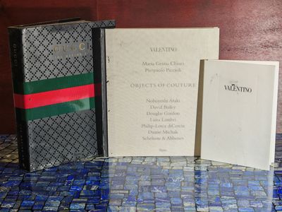deux livres posés l'un à côté de l'autre sur une table