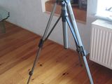 un appareil photo posé sur un trépied dans un coin de la pièce