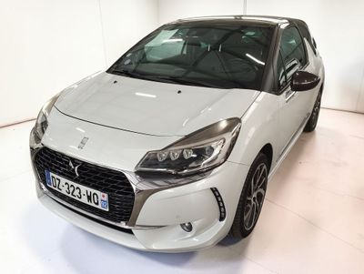 la photo d'une voiture blanche garée dans un garage