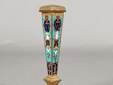 un vase en or orné d'un motif bleu et blanc