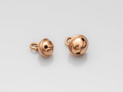 une paire de boucles d'oreilles en forme de boule plaquées or sur fond blanc