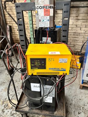 une machine jaune posée sur un chariot