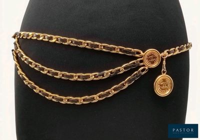 un gros plan sur le torse d'un mannequin portant une ceinture à maillons