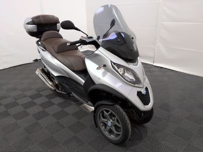 une photo d'un scooter garé dans une pièce