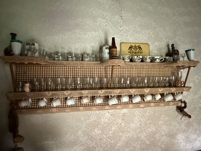 Étagère d'applique et son contenu, dont belle suite de tasse…