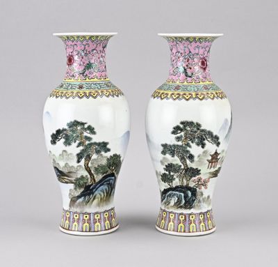paire de vases chinois décorés d'un paysage et de fleurs