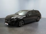 La voiture grise est garée dans une pièce aux murs blancs.