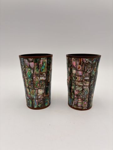 Paires de gobelets en cuivre épais à décor de nacre. 