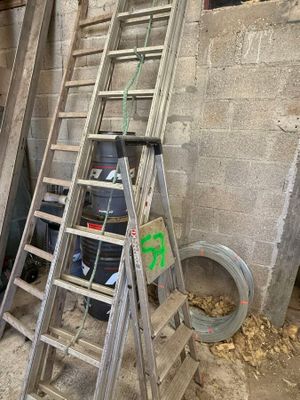 une échelle adossée au mur d'une pièce