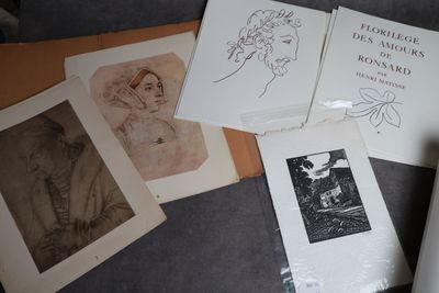 un grand nombre de livres posés sur une table