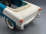 une voiture jouet posée sur une table