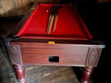 une table de billard recouverte d'un tapis rouge