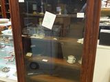 une vitrine en verre avec une horloge à l'intérieur